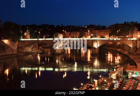 Ponte Vittorio Emanuele II di notte a Roma, Italia. bellissime vecchie sculture e lanterne Foto Stock