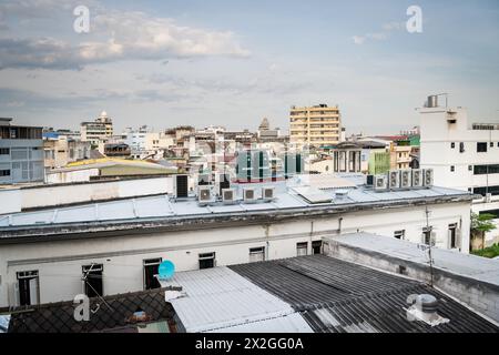 Affacciato sui tetti di China Town Bangkok City, Thailandia. Preso dal retro del Krungkasem Srikrung Hotel. Foto Stock