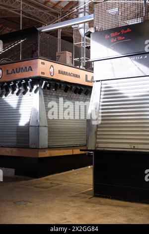 Geschlossenen Markstände im Mercat de la Boqueria, berühmter Markt an den Ramblas a Barcellona, spagnolo Barcellona Katalonien Spanien *** mercato chiuso Foto Stock