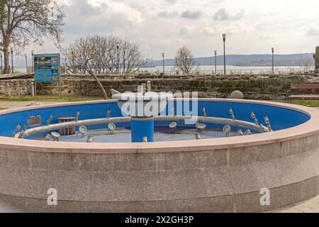 Drobeta Turnu Severin, Romania - 15 marzo 2024: Fontana Artesiana senza acqua di fronte al punto di riferimento del Museo di storia locale. Foto Stock