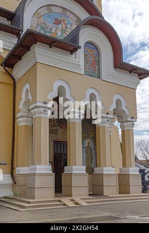 Drobeta Turnu Severin, Romania - 15 marzo 2024: Ingresso alla Chiesa ortodossa rumena nuova in Kiseleff Street Nuvoloso Spring Day. Foto Stock