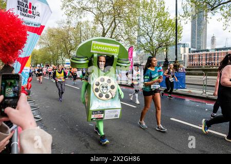 Londra, Regno Unito. 21 aprile 2024. Dave Lock, conosciuto come Samaritans Running Telephone, nelle ultime due miglia della Maratona di Londra che corre la sua 25a London Marathon 2024 consecutiva in abiti eleganti per The Charity The Samaritans Credit: Vue Studios/Alamy Live News Foto Stock