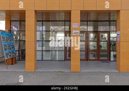 Drobeta Turnu Severin, Romania - 15 marzo 2024: Ingresso all'Anfiteatro Romano e all'edificio del Museo di storia in via Independentei. Foto Stock