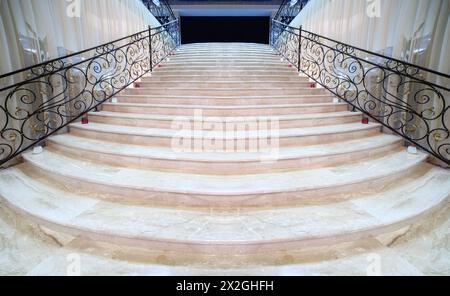 magnifica scala in marmo chiaro con ringhiere in metallo ornato Foto Stock