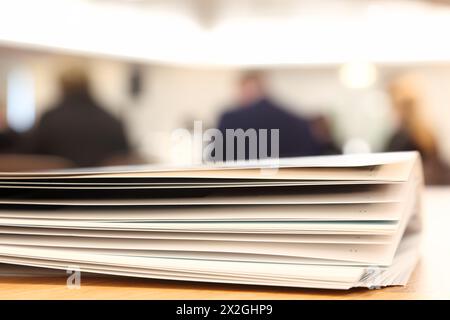 diversi opuscoli su un tavolo luminoso in una sala luminosa, materiali per conferenze Foto Stock