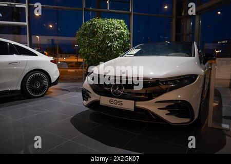 Nuovo Mercedes-Benz EQS 580 4matic elettrico bianco, auto in showroom, gruppo Mercedes-Benz, veicolo per la pulizia ambientale, innovazione nel settore automobilistico Foto Stock