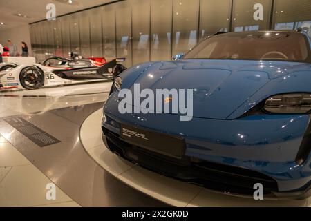 Blue Porsche Taycan 4 Cross Turismo Electric Vehicle, Battery-Electric Car Exhibition Museum Porsche, storia e innovazione nell'industria automobilistica sh Foto Stock