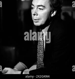 Ritratto in bianco e nero di Andrew Lloyd Webber a casa a Mayfair, Londra, Regno Unito Foto Stock