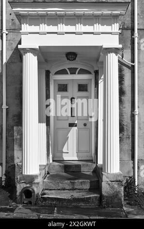 Elaborato ingresso porta di un edificio neoclassico a Stamford, Inghilterra. Foto Stock