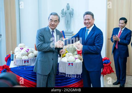 Phnom Penh, Cambogia. 22 aprile 2024. Il ministro degli Esteri cinese Wang Yi, anche membro dell’Ufficio politico del Comitato centrale del Partito comunista cinese, e il vice primo ministro cambogiano Sun Chanthol partecipa all'evento di lancio per l'esportazione della noce di cocco cambogiana in Cina dopo aver co-presieduto la settima riunione del Comitato intergovernativo di coordinamento Cina-Cambogia a Phnom Penh, Cambogia, 22 aprile 2024. Crediti: Sovannara/Xinhua/Alamy Live News Foto Stock