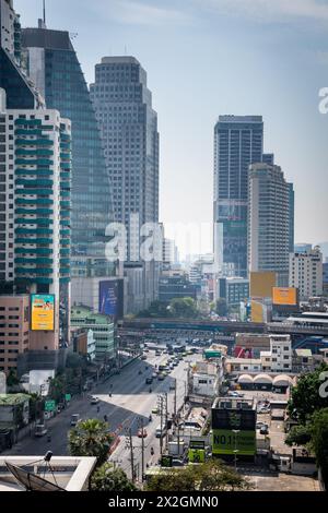 Guardando lungo Asoke Montri Road o Sukhumvit Soi 21 nella città di Bangkok, Thailandia. Lo skytrain BTS può essere visto lasciando la stazione di Asoke sullo sfondo. Foto Stock