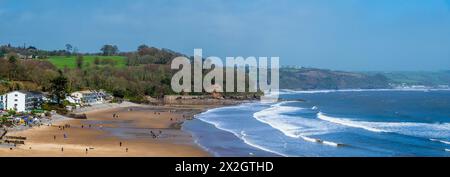 Una vista panoramica sulla spiaggia con la bassa marea a Saundersfoot, Galles, in una luminosa giornata primaverile Foto Stock