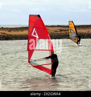 Due windsurfisti a El Cotillo, Fuerteventura. Preso nel febbraio 2024 Foto Stock