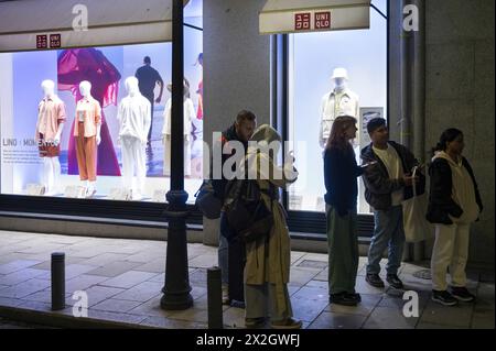 Madrid, Spagna. 30 marzo 2024. Gli acquirenti sono visti fuori dal negozio giapponese Uniqlo in Spagna. (Immagine di credito: © Xavi Lopez/SOPA Images via ZUMA Press Wire) SOLO PER USO EDITORIALE! Non per USO commerciale! Foto Stock