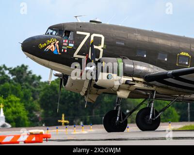 Sanford, Florida, Stati Uniti. 21 aprile 2024. Tico Belle a C-47 Skytrain durante l'Air Dot Show Tour di Orlando all'Aeroporto Internazionale Sanford di Orlando, Florida Romeo T Guzman/Cal Sport Media/Alamy Live News Foto Stock