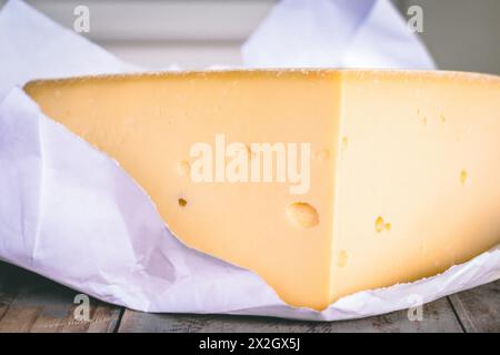 Spicchio rustico di formaggio alla Apline con gli occhi in carta Foto Stock