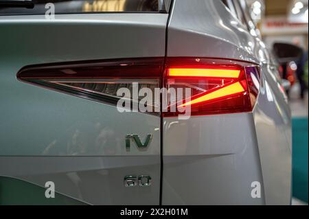 Riga, Lettonia, 19 aprile 2024: Primo piano delle luci posteriori a LED di nev Skoda Enyaq Coupe IV SUV elettrico, modello 2024, design esterno dell'auto Foto Stock