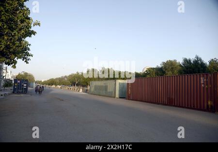 I container sono stati collocati dalla polizia di Sindh per gli accordi di sicurezza stanno rendendo la polizia a prova di sciocchezze per motivi di sicurezza all'arrivo del presidente iraniano Dr. Ebrahim Raisi, al Mausoleo di Jinnah a Karachi lunedì 22 aprile 2024. Foto Stock