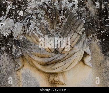 L'antico cimitero di Robion, Provenza, Francia, in cui molte delle tombe sono decorate con motivi scolpiti per indicare la professione del defunto Foto Stock