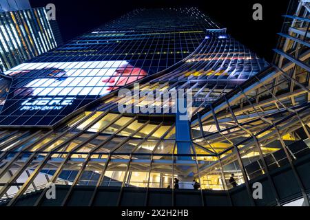 TOKYO/GIAPPONE - 22 novembre 2023: Vista notturna dell'edificio Shibuya Scramble Foto Stock