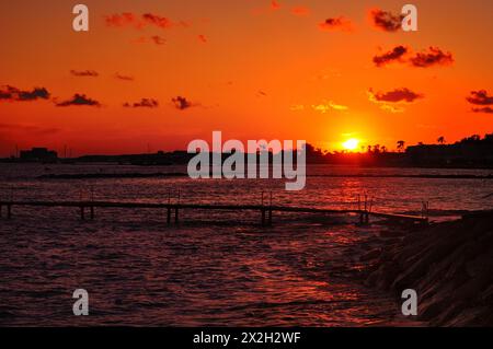 Tramonto nelle vicinanze del porto e del castello medievale di Pafos, Cipro Foto Stock