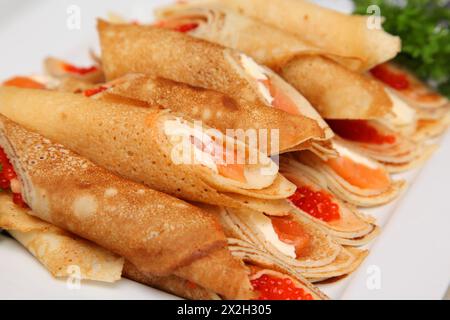 Frittelle croccanti con caviale rosso, salmone e verdure con piatto bianco Foto Stock