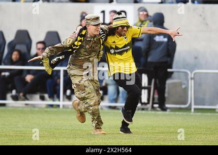 Columbus, Ohio, Stati Uniti. 20 aprile 2024. Hometown Hero, il sergente dell'esercito americano Ryan Hopkins e il grande Frankie Hejduk della Columbus Crew, che giocano contro i Portland Timbers nel loro match a Columbus, Ohio. Hopkins fu onorato per il suo servizio nell'esercito. Brent Clark/Cal Sport Media/Alamy Live News Foto Stock