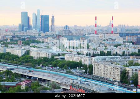 Complesso della città di Mosca, tubi e panorama di Mosca in un giorno noioso Foto Stock