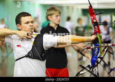 MOSCA - 2 APRILE: Giovani arcieri al tradizionale Campionato di tiro con l'arco tra adulti (laureato e laureato) dell'Istituto Russo di Educati fisici Foto Stock