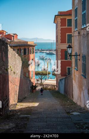 Strada stretta tra edifici colorati al porto di Santa Margherita Ligure, Italia. Foto Stock