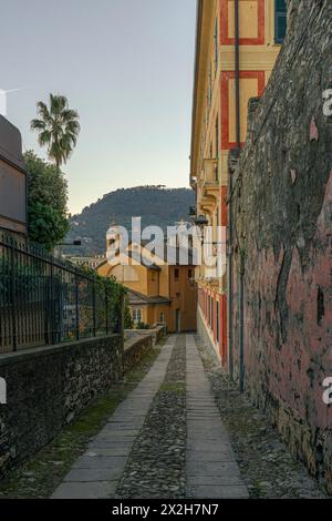 Strada stretta tra edifici colorati al porto di Santa Margherita Ligure, Italia. Foto Stock