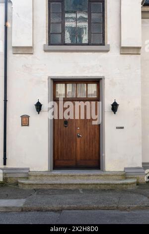 Grandi porte doppie in legno. Alesund, Norvegia Foto Stock