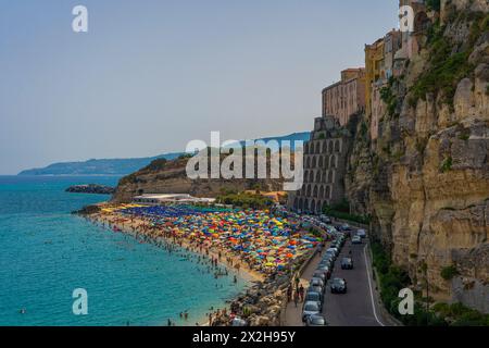 Vista alta della città di Tropea e della spiaggia della Rotonda dal Santuario. Foto Stock