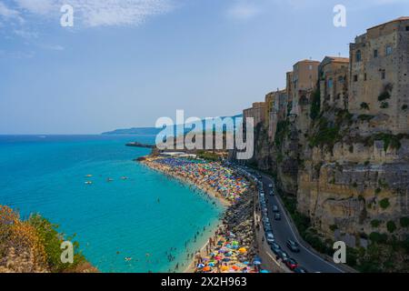 Vista alta della città di Tropea e della spiaggia della Rotonda dal Santuario. Foto Stock