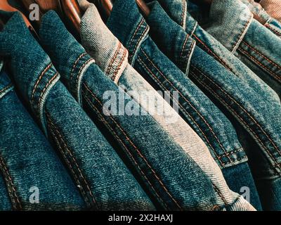 Giacca in denim su appendiabiti in un negozio Foto Stock