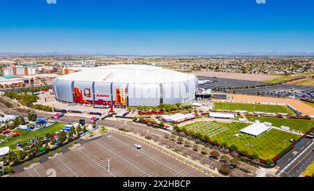 Glendale, Arizona - 7 aprile 2024: Lo State Farm Stadium è uno stadio polivalente con tetto apribile a Glendale, Arizona, Stati Uniti, a ovest di Phoenix. IT Foto Stock