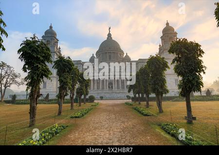 Victoria Memorial, antico edificio di architettura coloniale costruito nell'anno 1906 a Kolkata con un cielo lunare al tramonto. Foto Stock