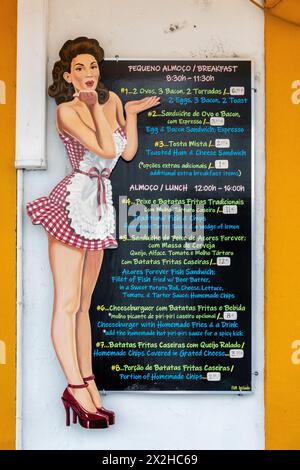 Azores Forever - snack Bar Menu Board fuori Da Un ristorante a Ponta Delgada, le Azzorre, Portogallo, anni trenta stile pin up Girl, 13 aprile 2024 Foto Stock