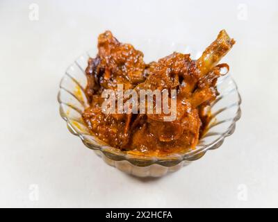 Piccante cucina manciù di pollo indiano servita come contorno con piatti cinesi come tagliatelle e riso fritto. Foto Stock