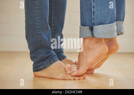 Le gambe di una coppia amorevole da vicino Foto Stock