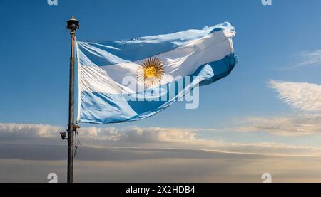 Die Fahne von Argentinien flattert im Wind, isoliert gegen blauer Himmel Foto Stock