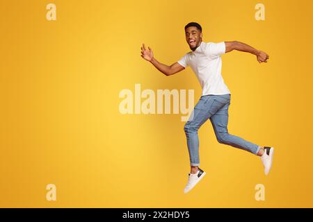 Funny giovane nero uomo a camminare su aria Foto Stock