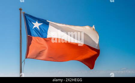 Die Fahne von Chile flattert im Wind, isoliert gegen blauer Himmel Foto Stock