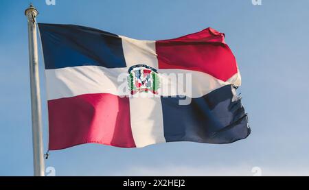Die Fahne von Dominikanische Republik flattert im Wind, isoliert gegen blauer Himmel Foto Stock