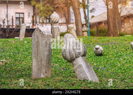 Pilastri storici e lapidi musulmane nel cimitero, un toccante ricordo del tumultuoso passato della regione di Sarajevo e della necessità di ricordare. Foto Stock