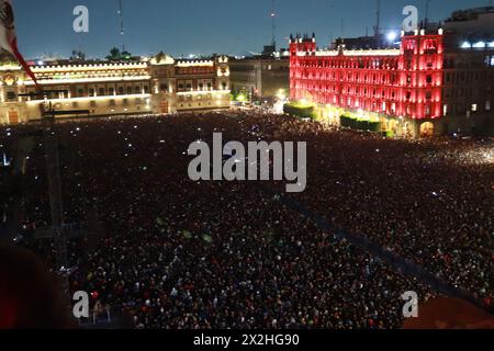 Città del Messico, Messico. 20 aprile 2024. Membri della band alternative rock di New York; Interpol, si esibisce durante un concerto nello zocalo di città del Messico. Il 20 aprile 2024 a città del Messico, Messico. (Foto di Carlos Santiago/ Eyepix/Sipa USA) credito: SIPA USA/Alamy Live News Foto Stock