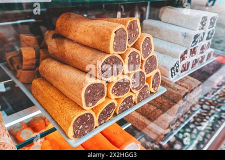 Colorata dolcezza della delizia turca, ordinatamente impilata al mercato di Sarajevo, che mostra il suo fascino esotico e delizioso. Foto Stock