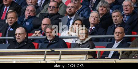 Londra, Regno Unito. 21 aprile 2024 - Manchester United contro Coventry City - semifinale di fa Cup - Wembley. I co-proprietari del Manchester United Sir Jim Ratcliffe e Avram Glazer (a sinistra), David Brailsford (all'estrema destra) e Jason Wilcox (alle spalle di Brailsford) assistono ai calci di rigore. Crediti immagine: Mark Pain / Alamy Live News Foto Stock