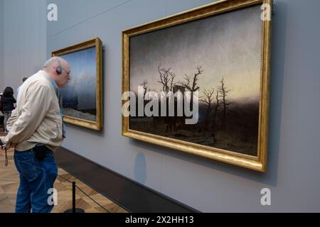 Besucher vor dem Oelgemaelde Abtei im Eichwald, Sonderausstellung Unendliche Landschaften vom Maler der Romantik Caspar David Friedrich, in der Alten Nationalgalerie, Hochformat, AM 19.04.2024 a Berlin Mitte, nur fuer redaktionelle Zwecke, Editorial Use Only alte Nationalgalerie etc - Berlino *** visitatori davanti al dipinto ad olio Eichim Abtei mostra speciale paesaggi infiniti del pittore romantico Caspar David Friedrich, nell'alte Nationalgalerie, formato ritratto, il 19 04 2024 a Berlin Mitte, solo per uso editoriale, uso editoriale solo alte Nationalgalerie ecc Berlino Foto Stock