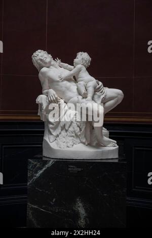 Marmor Skulptur Junger Faun und Bacchusknabe von Carl Begas d J, im Rahmen der Sonderausstellung Unendliche Landschaften vom Maler der Romantik Caspar David Friedrich, in der Alten Nationalgalerie, Hochformat, AM 19.04.2024 in Berlin Mitte, nur fuer redaktionelle Zwecke, solo uso editoriale alte Nationalgalerie etc. - Berlino *** scultura in marmo Young Faun e Bacchus Boy di Carl Begas d J, nell'ambito della mostra speciale Infinite Landscapes del pittore romantico Caspar David Friedrich, nell'alte Nationalgalerie, formato ritratto, il 19 04 2024 a Berlin Mitte, solo per uso editoriale, Edito Foto Stock